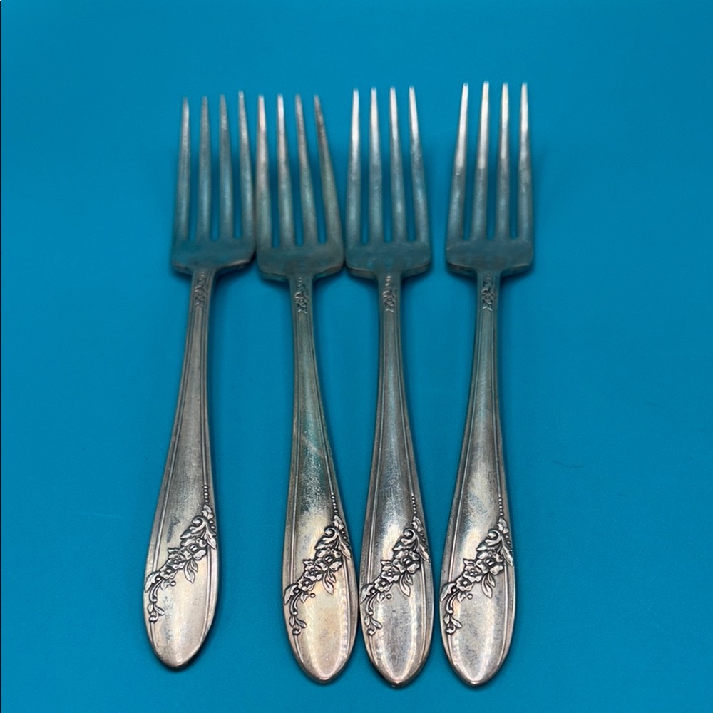 Elegant Tudor silver plate Oneida community Queen Bess ll Fork Set of 4